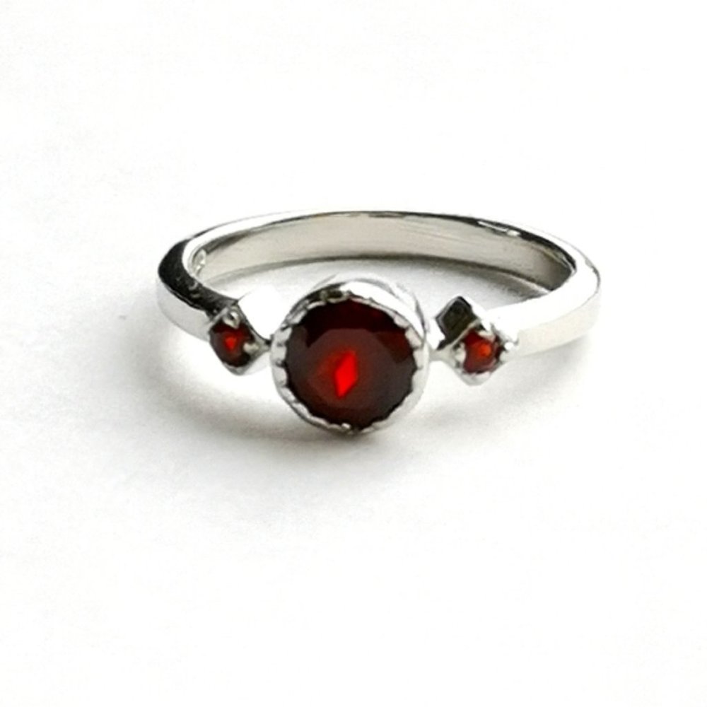 sterling silver garnet three stone ring size 7